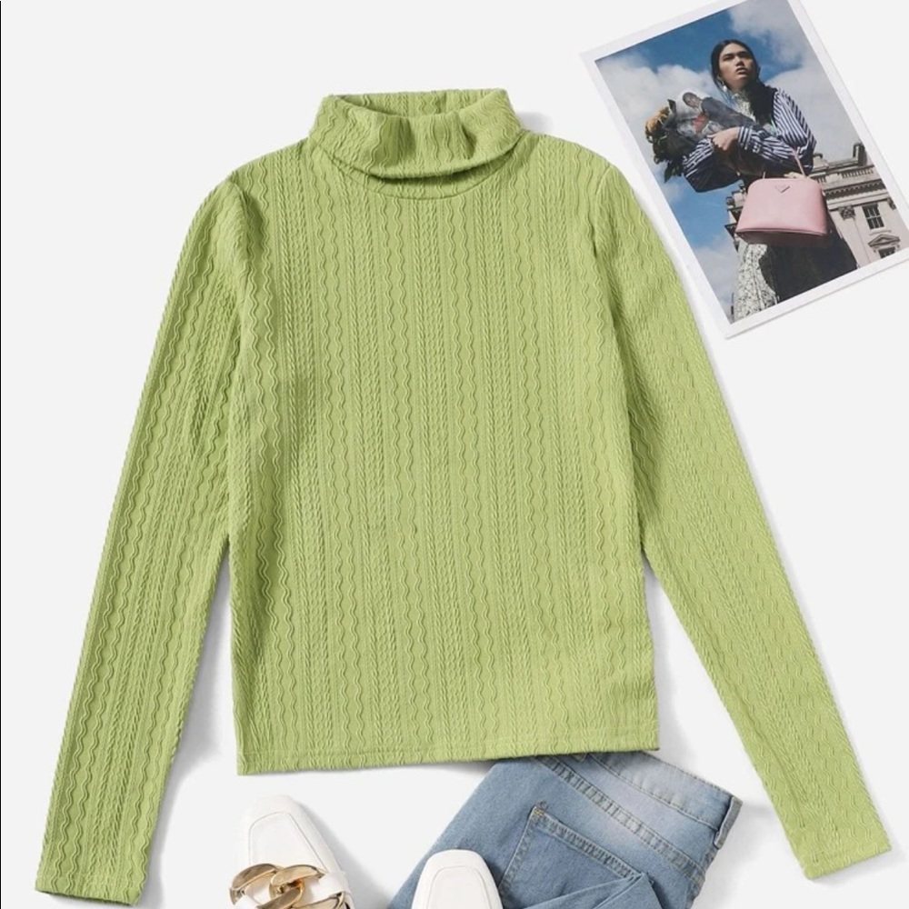 Solid Chevron Pattern Turtleneck Tee
